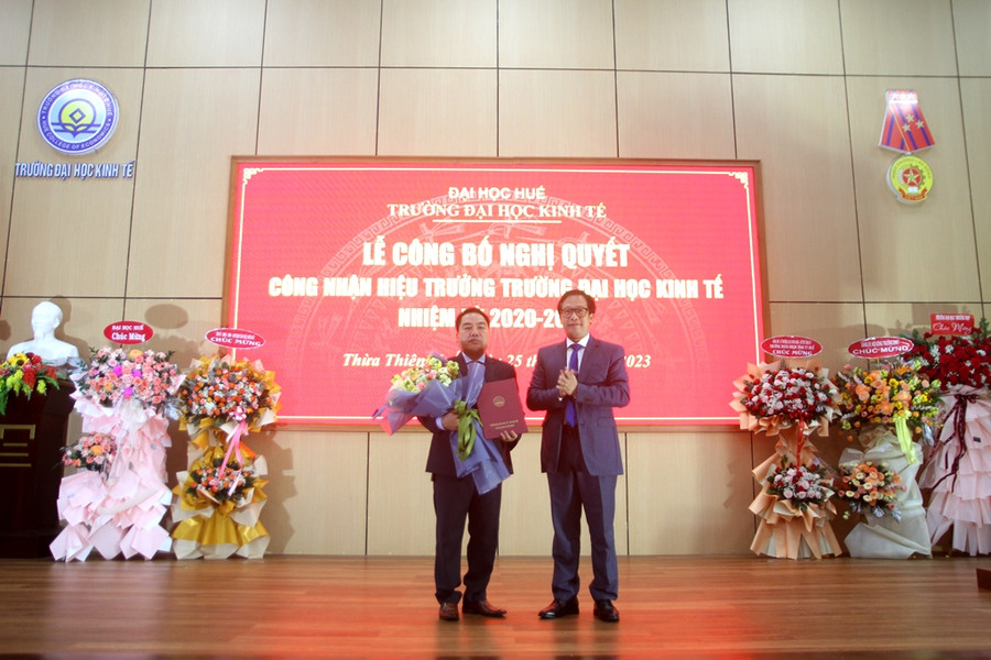 PGS.TS Lê Anh Phương, Giám đốc Đại học Huế (phải) trao nghị quyết công nhận Hiệu trưởng Trường Đại học Kinh tế đối với PGS.TS Trương Tấn Quân (trái). (Ảnh: Đại Dương) PGS.TS Lê Anh Phương, Giám đốc Đại học Huế (phải) trao nghị quyết công nhận Hiệu trưởng Trường Đại học Kinh tế đối với PGS.TS Trương Tấn Quân (trái). (Ảnh: Đại Dương)