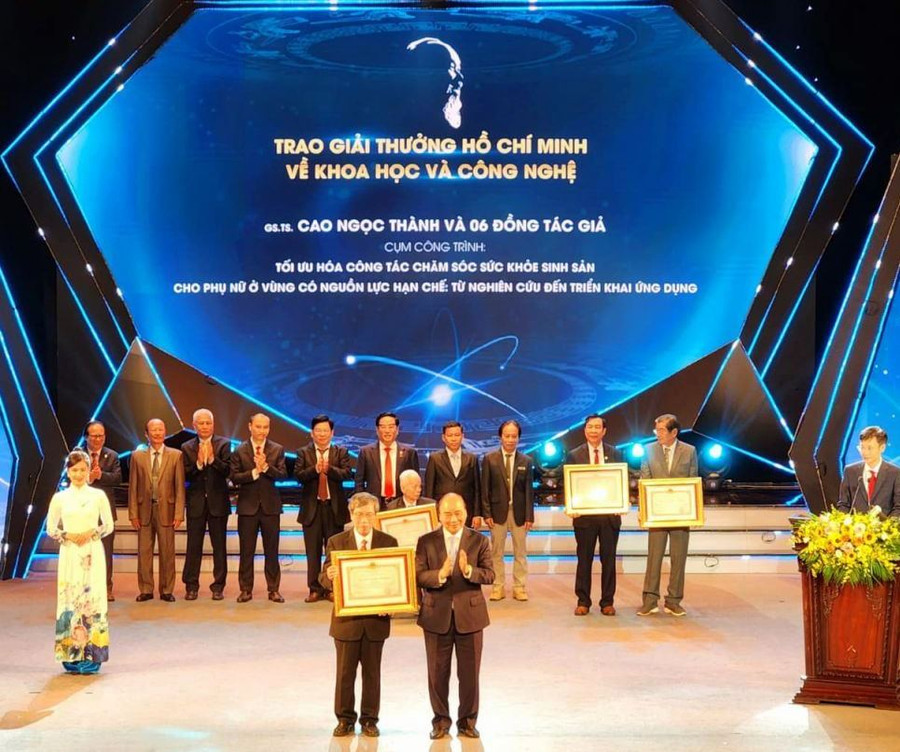 Nguyên Chủ tịch Nước Nguyễn Xuân Phúc trao tặng Giải thưởng Hồ Chí Minh cho GS. Cao Ngọc Thành (nguyên Hiệu trưởng Trường ĐH Y – Dược, ĐH Huế) và các đồng tác giả Trường ĐH Y – Dược, ĐH Huế của cụm công trình “Tối ưu hóa công tác chăm sóc sức khỏe sinh sản cho phụ nữ ở vùng có nguồn lực hạn chế: từ nghiên cứu đến triển khai ứng dụng” (Ảnh: Công đoàn ĐH Huế).