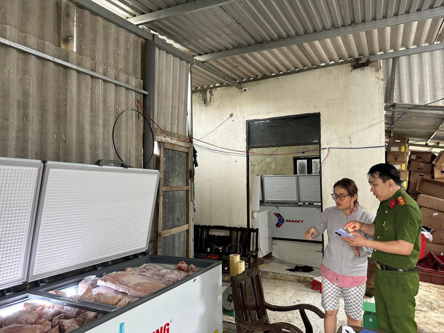 Phòng Cảnh sát kinh tế, Công an tỉnh Thừa Thiên - Huế kiểm tra kho hàng đông lạnh của bà Hồ Thị Nhiên. Phòng Cảnh sát kinh tế, Công an tỉnh Thừa Thiên - Huế kiểm tra kho hàng đông lạnh của bà Hồ Thị Nhiên.