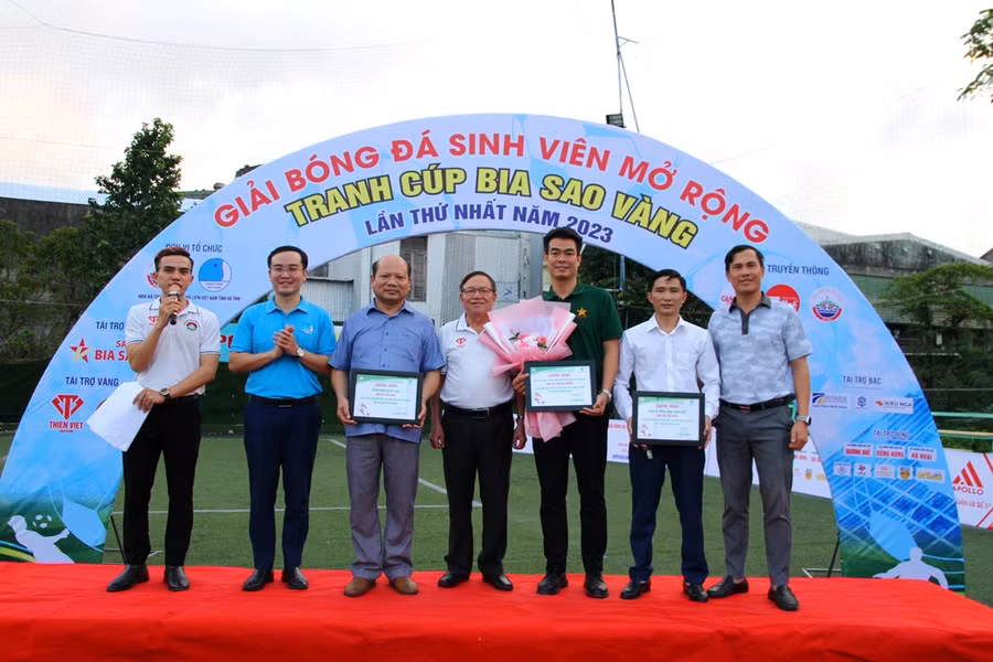 Trao tặng giấy chứng nhận cho các nhà tài trợ.