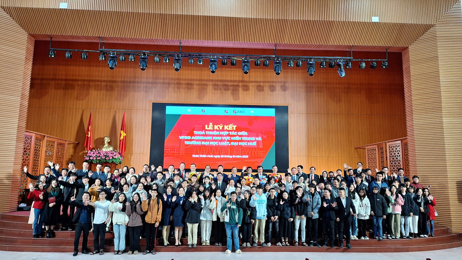 Các đại biểu, cán bộ, giảng viên, sinh viên của 2 bên chụp ảnh lưu niệm sau lễ ký kết thỏa thuận hợp tác. (Ảnh: Đại Dương)