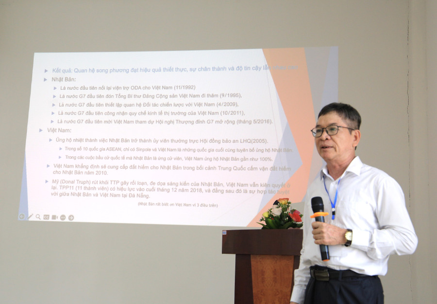 PGS.TS Phạm Hồng Thái - Viện nghiên cứu Đông Bắc Á trình bày tại Hội thảo tham luận “Quan hệ Việt Nam - Nhật Bản trong lĩnh vực chính trị và an ninh: từ tái lập hợp tác đến đối tác chiến lược sâu rộng”.