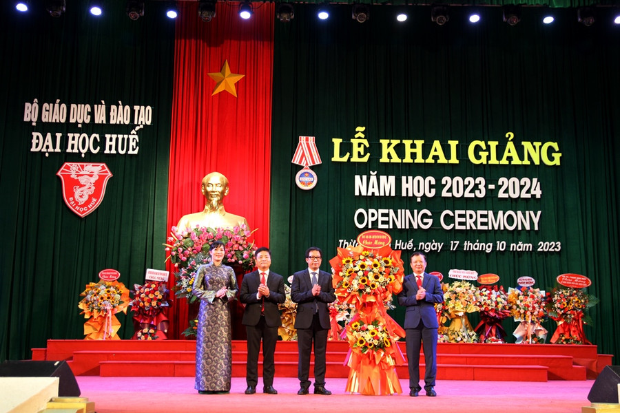 Ông Lê Trường Lưu, Bí thư Tỉnh ủy Thừa Thiên - Huế (phải) tặng hoa chúc mừng lễ khai giảng toàn ĐH Huế.