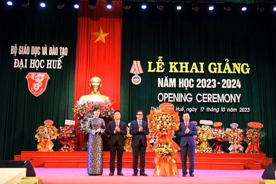 Ông Lê Trường Lưu, Bí thư Tỉnh ủy Thừa Thiên - Huế (phải) tặng hoa chúc mừng lễ khai giảng toàn ĐH Huế.