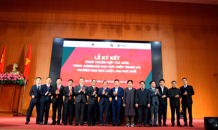 Trường ĐH Luật, ĐH Huế ký kết thỏa thuận hợp tác với Ngân hàng Nông nghiệp & Phát triển Nông thôn Việt Nam (Agribank). (Ảnh: Đại Dương)