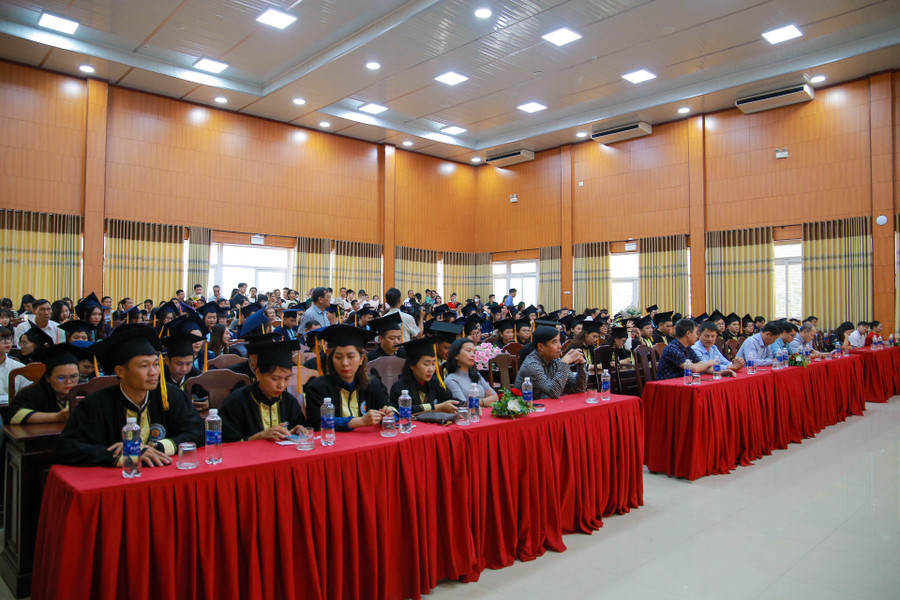 Khách mời, đại biểu tham dự lễ tốt nghiệp và trao bằng cử nhân đợt 3 năm 2023. Khách mời, đại biểu tham dự lễ tốt nghiệp và trao bằng cử nhân đợt 3 năm 2023.