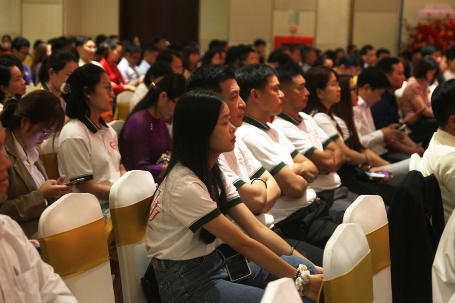 Nhiều cựu sinh viên về tham dự kỷ niệm 20 năm. Nhiều cựu sinh viên về tham dự kỷ niệm 20 năm.