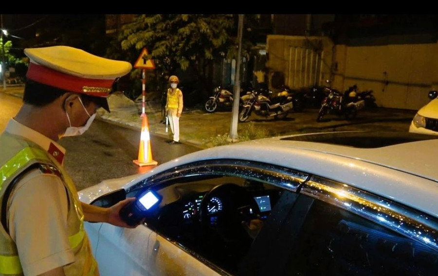 CSGT Công an TP Huế kiểm tra, xử lý nồng độ cồn. Trong 9 tháng đầu năm 2023, tỉnh Thừa Thiên - Huế đã có hơn 12.000 tài xế vi phạm nồng độ cồn bị xử lý. (Ảnh: CACC)