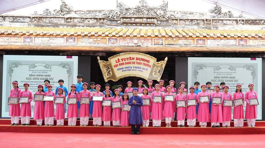 Ông Nguyễn Văn Phương - Chủ tịch UBND tỉnh Thừa Thiên - Huế tặng thưởng cho các học sinh danh dự toàn trường năm học 2022-2023 (Ảnh: Ngọc Hiếu).