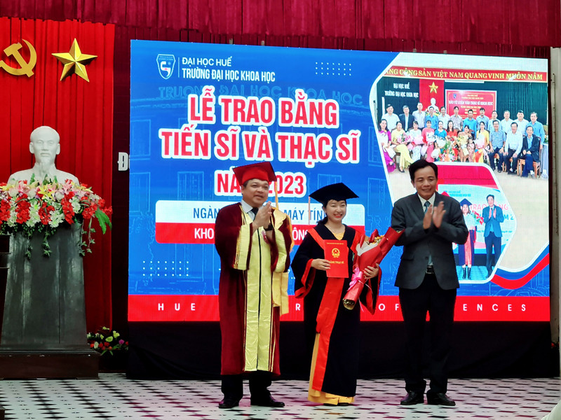 Việc đào tạo tiến sĩ, thạc sĩ được nhà Trường chú trọng. Việc đào tạo tiến sĩ, thạc sĩ được nhà Trường chú trọng.
