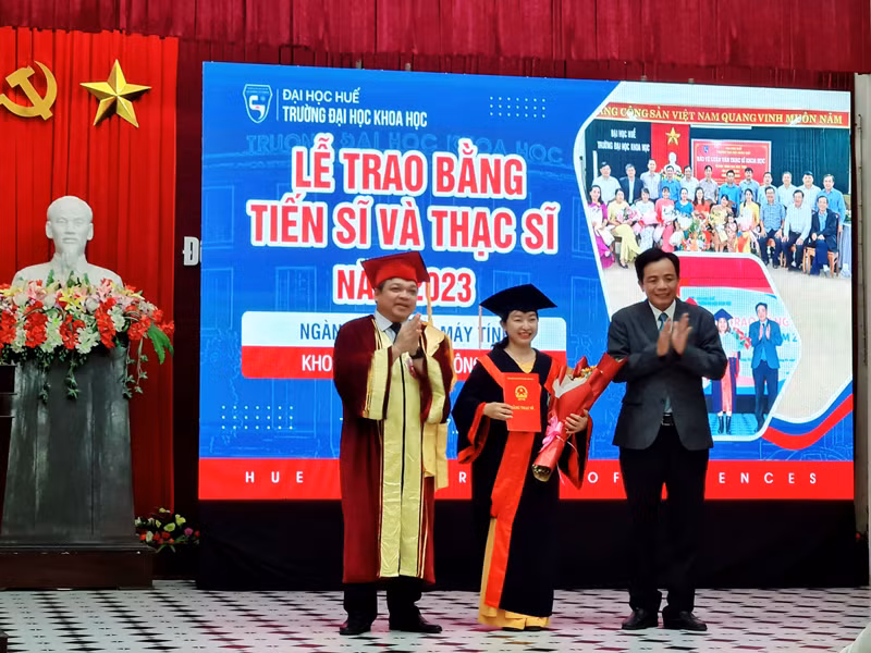 Việc đào tạo tiến sĩ, thạc sĩ được nhà Trường chú trọng.