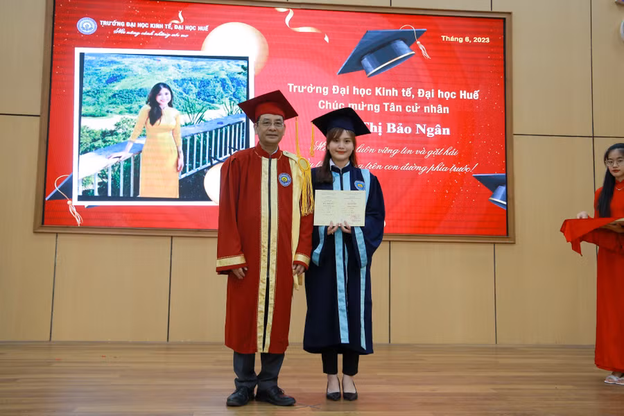 Trong đợt tốt nghiệp này, Trường ĐH Kinh tế Huế có 12 sinh viên tốt nghiệp xuất sắc, 50 sinh viên đạt loại giỏi và 266 sinh viên đạt loại khá.