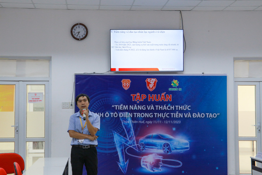 PGS.TS Ngô Xuân Cường – Khoa Kỹ thuật và Công nghệ (ĐH Huế) trình bày tại chương trình tập huấn với chủ đề &quot;Giới thiệu chung về tiềm năng và thách thức về đào tạo nhân lực ngành ô tô điện&quot;.