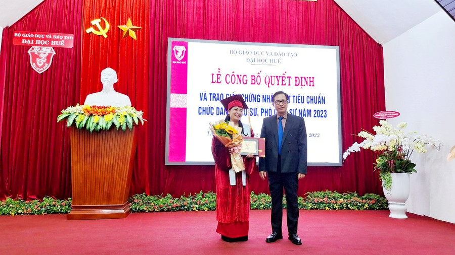 PGS.TS Lê Anh Phương, Giám đốc ĐH Huế trao quyết định cho tân GS Đỗ Thị Bích Thủy, chuyên ngành Bảo quản chế biến nông lâm sản, Trường ĐH Nông Lâm, ĐH Huế. PGS.TS Lê Anh Phương, Giám đốc ĐH Huế trao quyết định cho tân GS Đỗ Thị Bích Thủy, chuyên ngành Bảo quản chế biến nông lâm sản, Trường ĐH Nông Lâm, ĐH Huế.