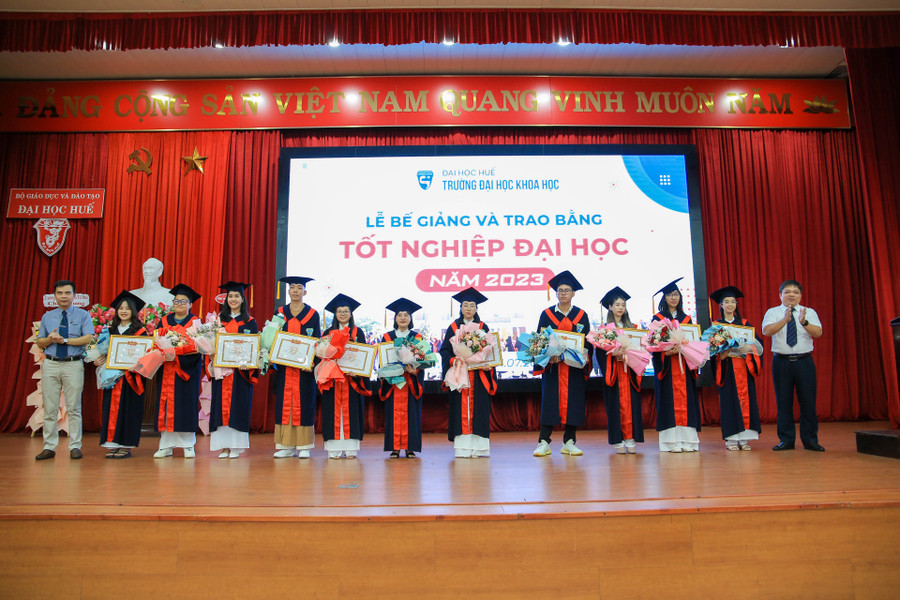 Tặng giấy khen của ĐH Huế cho sinh viên tại lễ tốt nghiệp.