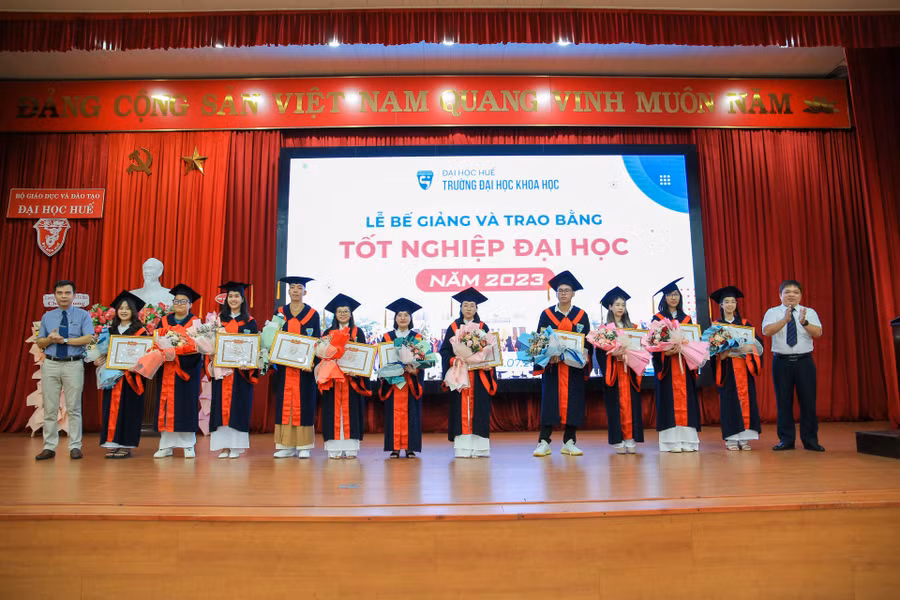 Tặng giấy khen của ĐH Huế cho sinh viên tại lễ tốt nghiệp.