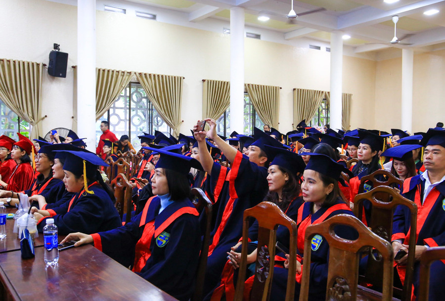 Niềm vui các tân thạc sĩ, tiến sĩ ở buổi lễ.