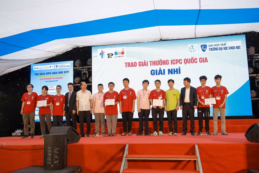 Trao giải Nhất (ảnh trái) và giải Nhì (ảnh phải) cho các đội thi tại kỳ thi ICPC quốc gia.