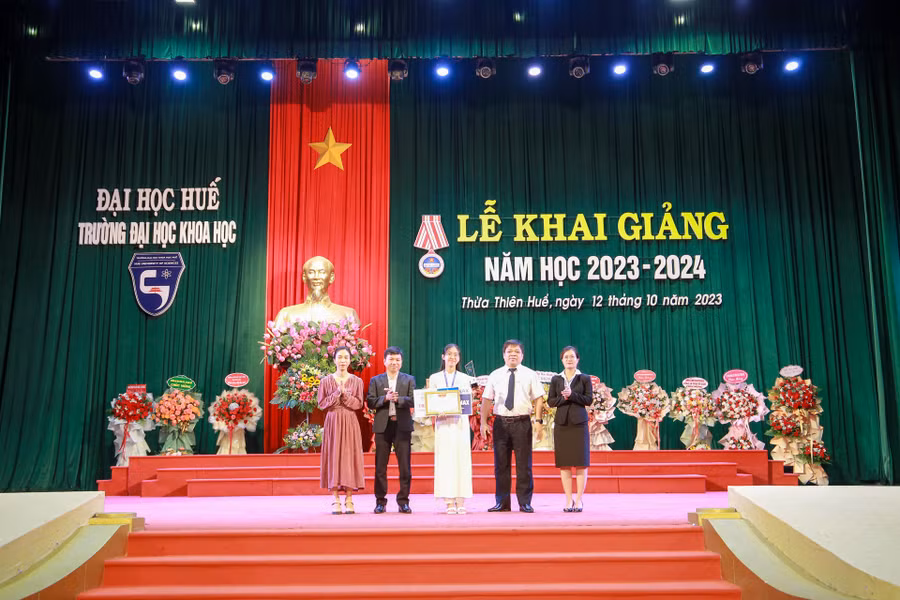 Trao tặng giấy khen và học bổng cho tân sinh viên Nguyễn Thị Như - khoa Kiến trúc là Thủ khoa Trường ĐH Khoa học với tổng điểm 28,10 điểm.