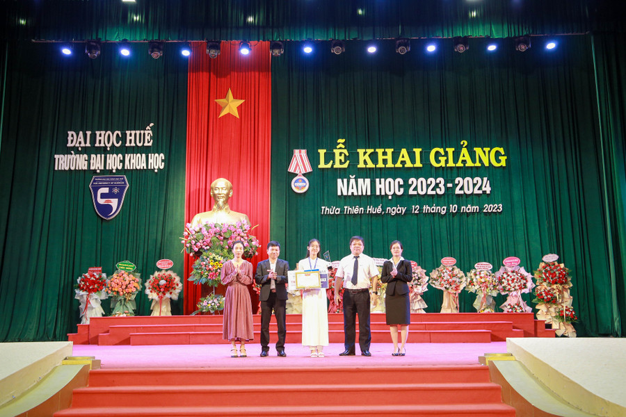 Trao tặng giấy khen và học bổng cho tân sinh viên Nguyễn Thị Như - khoa Kiến trúc là Thủ khoa Trường ĐH Khoa học với tổng điểm 28,10 điểm. Trao tặng giấy khen và học bổng cho tân sinh viên Nguyễn Thị Như - khoa Kiến trúc là Thủ khoa Trường ĐH Khoa học với tổng điểm 28,10 điểm.