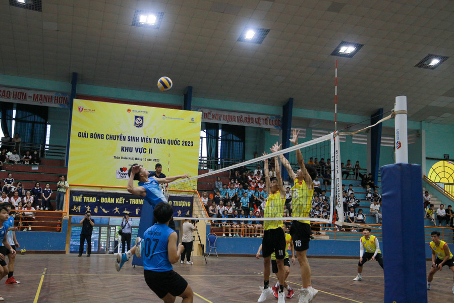 Trận đấu kịch tính giữa 2 đội đến từ ĐH Huế và Trường ĐH Sư phạm (ĐH Huế). Trận đấu kịch tính giữa 2 đội đến từ ĐH Huế và Trường ĐH Sư phạm (ĐH Huế).