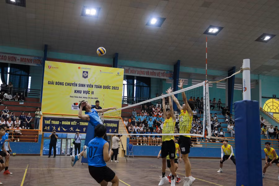 Trận đấu kịch tính giữa 2 đội đến từ ĐH Huế và Trường ĐH Sư phạm (ĐH Huế). Trận đấu kịch tính giữa 2 đội đến từ ĐH Huế và Trường ĐH Sư phạm (ĐH Huế).