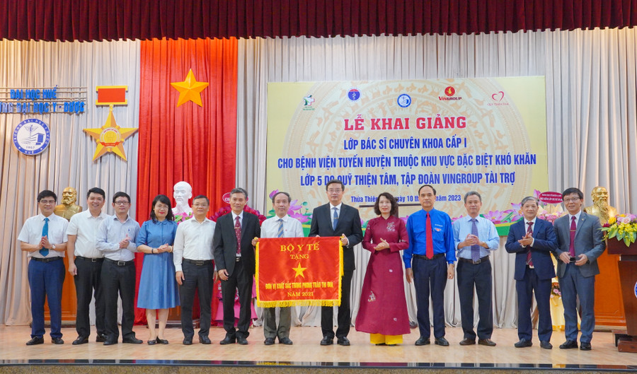 Bộ Y tế trao cờ thi đua đơn vị xuất sắc cho Trường Đại học Y - Dược, Đại học Huế (Ảnh: Nguyễn Quốc). Bộ Y tế trao cờ thi đua đơn vị xuất sắc cho Trường Đại học Y - Dược, Đại học Huế (Ảnh: Nguyễn Quốc).