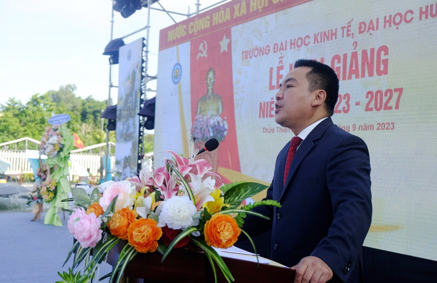 PGS.TS. Trương Tấn Quân, Hiệu trưởng nhà Trường phát biểu nhắn nhủ và động viên hơn 2.200 tân sinh viên khóa 57. PGS.TS. Trương Tấn Quân, Hiệu trưởng nhà Trường phát biểu nhắn nhủ và động viên hơn 2.200 tân sinh viên khóa 57.