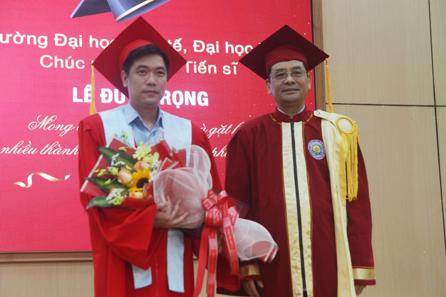 Nghiên cứu sinh Lê Đức Trọng nhận bằng tiến sĩ.