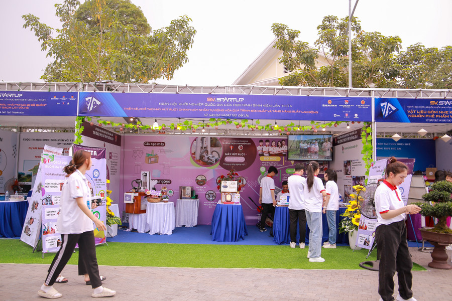 Gian hàng trưng bày của trường THCS và THPT Đông Du của Sở GD&amp;ĐT tỉnh Đăk Lăk với ý tưởng Thiết kế, chế tạo máy hút ruột chanh dây nhằm tự động hóa quá trình sản xuất và tăng năng suất lao động.