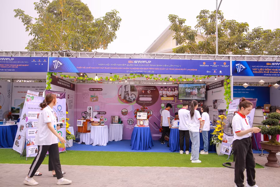 Gian hàng trưng bày của trường THCS và THPT Đông Du của Sở GD&amp;ĐT tỉnh Đăk Lăk với ý tưởng Thiết kế, chế tạo máy hút ruột chanh dây nhằm tự động hóa quá trình sản xuất và tăng năng suất lao động.