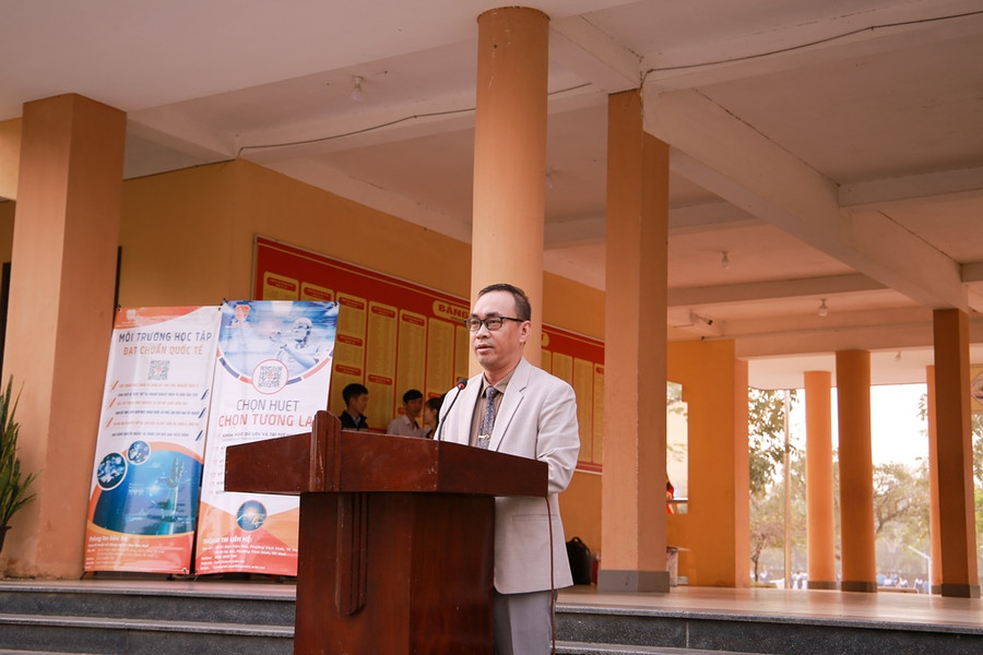 TS. Nguyễn Quang Lịch – Khoa trưởng Khoa Kỹ thuật và Công nghệ - Đại học Huế phát biểu tại buổi lễ chuyển giao phòng học STEM và triển khai chương trình đào tạo lập trình cho học sinh. TS. Nguyễn Quang Lịch – Khoa trưởng Khoa Kỹ thuật và Công nghệ - Đại học Huế phát biểu tại buổi lễ chuyển giao phòng học STEM và triển khai chương trình đào tạo lập trình cho học sinh.