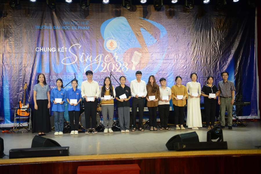 Trao tặng xe máy và học bổng cho sinh viên nghèo vượt khó. Trao tặng xe máy và học bổng cho sinh viên nghèo vượt khó.