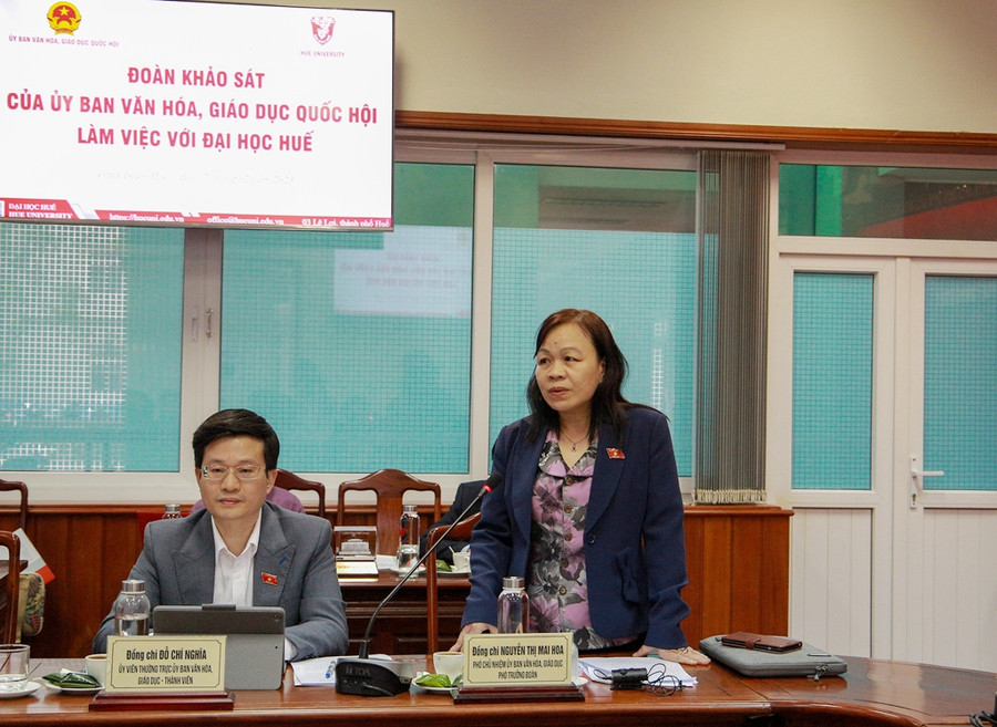 Bà Nguyễn Thị Mai Hoa - Phó Chủ nhiệm Ủy ban Văn hóa, Giáo dục Quốc hội khóa XV đưa ra nhiều vấn đề trao đổi với ĐH Huế và sẽ tiếp tục thực hiện đề xuất, kiến nghị những khó khăn của ĐH Huế lên cấp có thẩm quyền.