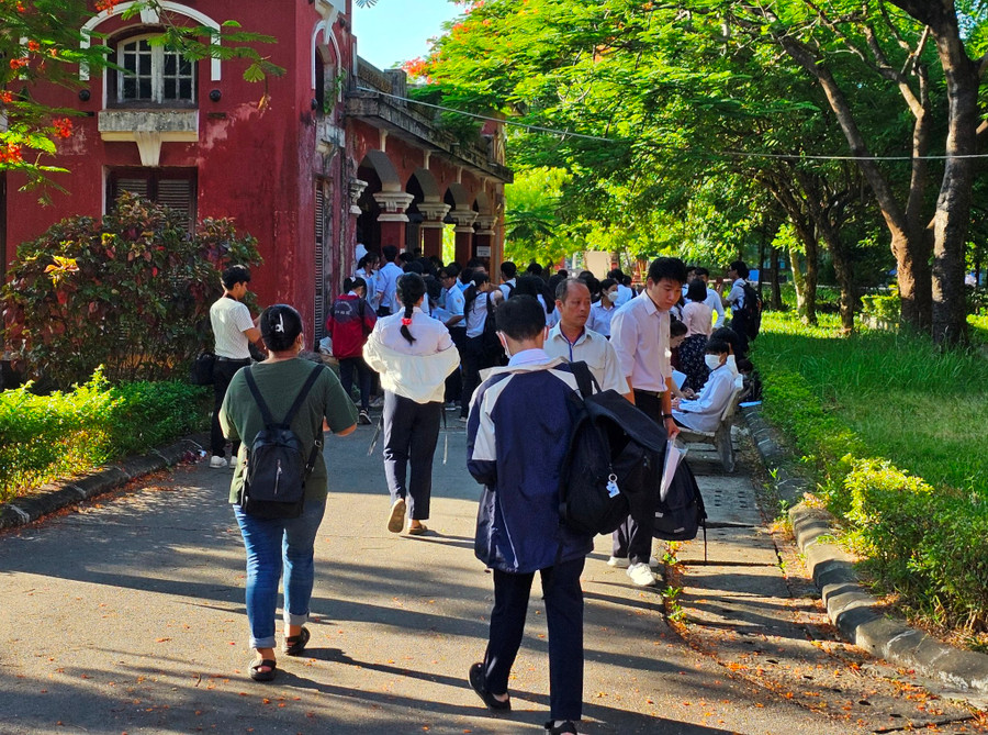 Điểm thi Trường THPT chuyên Quốc học Huế là nơi cháu Trương Thị Thành Thủy - con chị Nhàn đang dự thi. (Ảnh: L. Nguyễn).