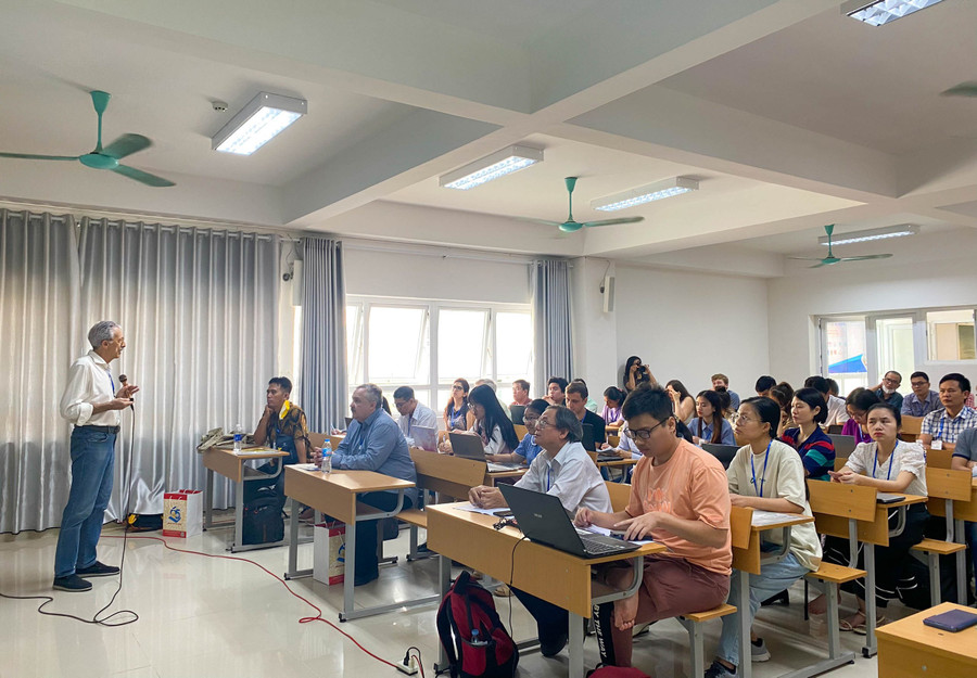 GS. Lorenzo Robbiano - Đại học Genoa, Ý là người sáng lập phần mềm COCOA đang giảng dạy buổi đầu tiên cho các học viên tại Trường ĐH Sư phạm, ĐH Huế.