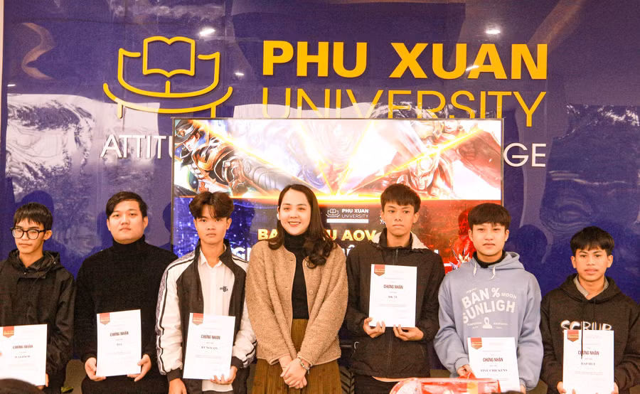 Trao giấy chứng nhận cho đại diện các đội tham gia thi đấu. Trao giấy chứng nhận cho đại diện các đội tham gia thi đấu.