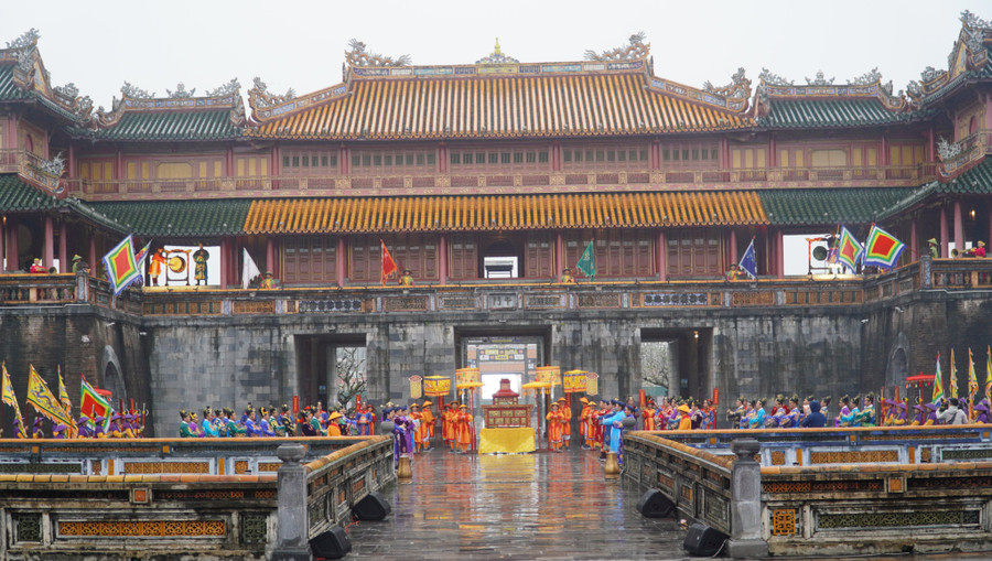 Chương trình khai mạc Festival Huế 2023 diễn ra với hoạt động đầu tiên là Lễ ban Sóc của triều Nguyễn xưa. Chương trình khai mạc Festival Huế 2023 diễn ra với hoạt động đầu tiên là Lễ ban Sóc của triều Nguyễn xưa.