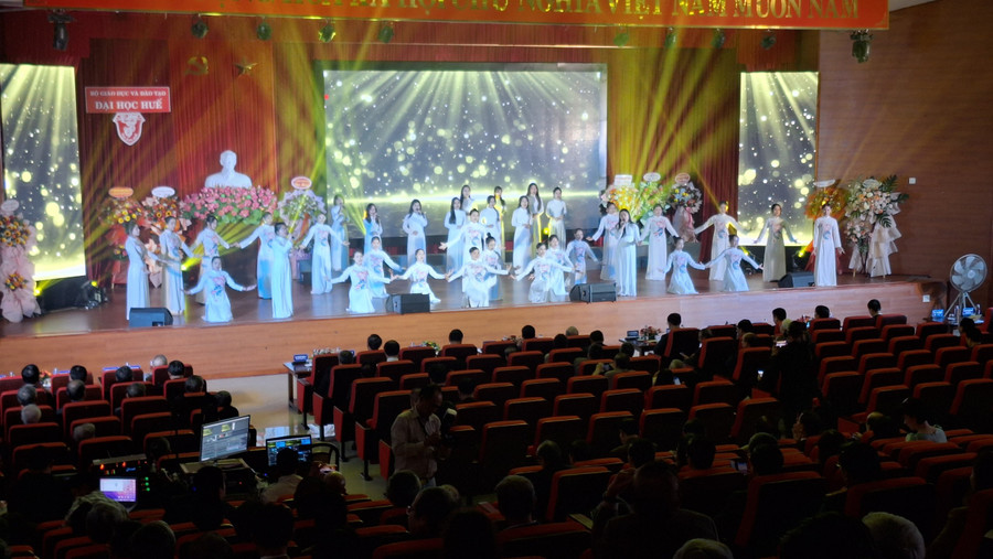 Văn nghệ chào mừng tại buổi lễ. Văn nghệ chào mừng tại buổi lễ.