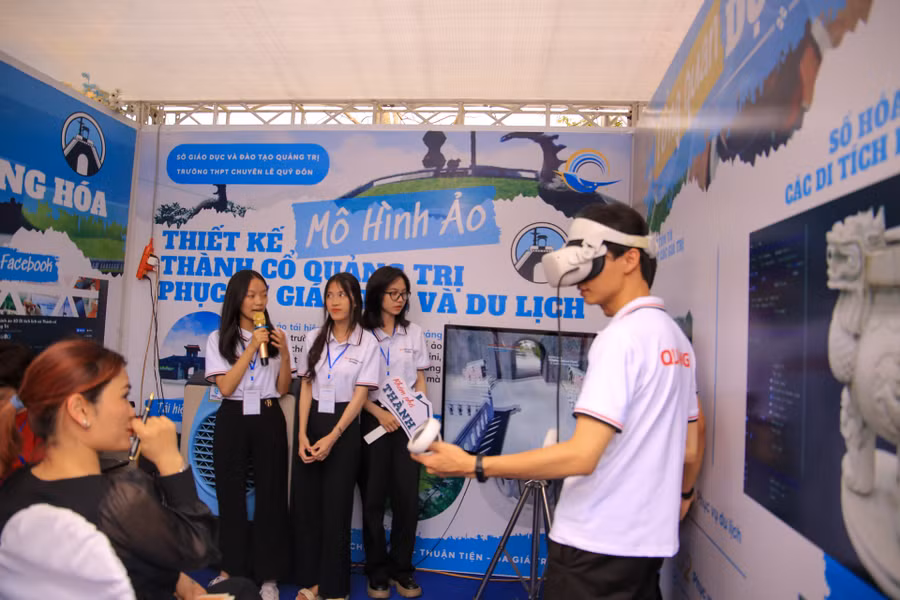 Gian hàng Thiết kế mô hình ảo Thành cổ Quảng Trị phục vụ giáo dục và du lịch của nhóm học sinh thuộc Sở GD&amp;ĐT tỉnh Quảng Trị.