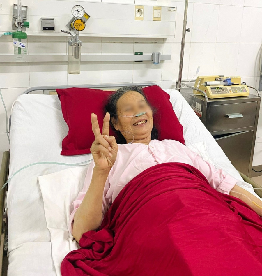 Cụ bà 78 tuổi đã khỏe lại, ổn định có thể tự ăn và nói chuyện được. (Ảnh: Bệnh viện Trung ương Huế cung cấp). Cụ bà 78 tuổi đã khỏe lại, ổn định có thể tự ăn và nói chuyện được. (Ảnh: Bệnh viện Trung ương Huế cung cấp).