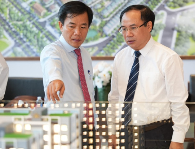 Ông Nguyễn Văn Phương, Chủ tịch UBND tỉnh Thừa Thiên - Huế (bên trái) và ông Nguyễn Văn Sinh, Thứ trưởng Bộ Xây dựng, tham quan mô hình dự án. Ông Nguyễn Văn Phương, Chủ tịch UBND tỉnh Thừa Thiên - Huế (bên trái) và ông Nguyễn Văn Sinh, Thứ trưởng Bộ Xây dựng, tham quan mô hình dự án.