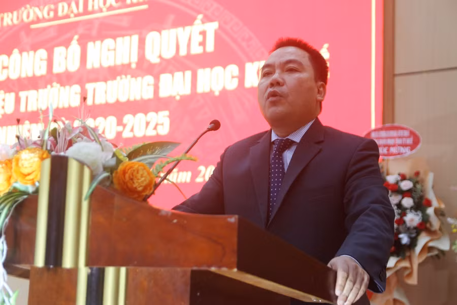 Tân Hiệu trưởng Đại học Kinh tế, Đại học Huế nhiệm kỳ 2020-2025 - PGS.TS Trương Tấn Quân phát biểu nhận nhiệm vụ mới. (Ảnh: Đại Dương)