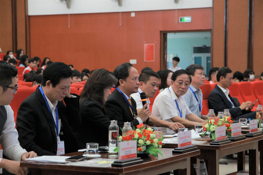 Ban giám khảo nhận xét, trao đổi với các nhóm dự thi tại vòng chung kết. Ban giám khảo nhận xét, trao đổi với các nhóm dự thi tại vòng chung kết.