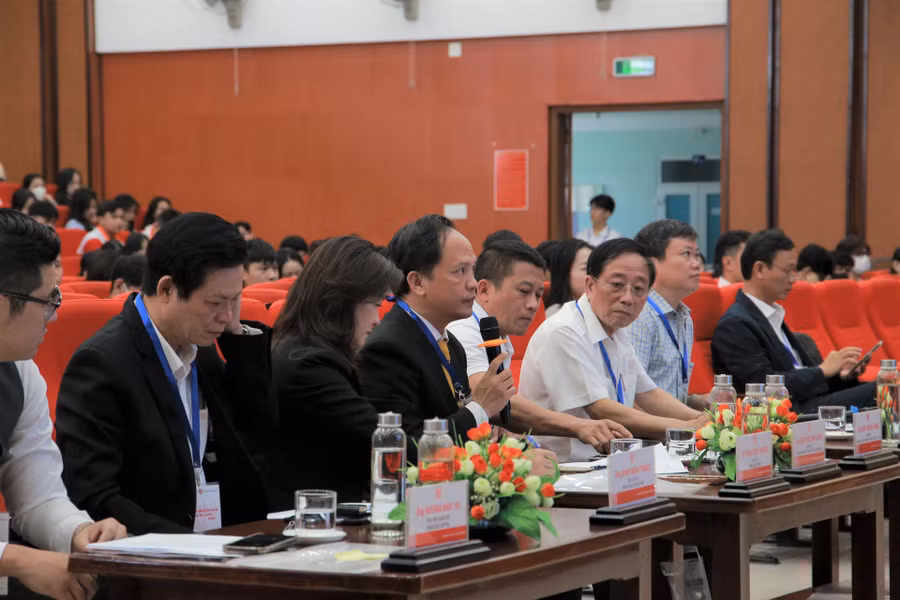 Ban giám khảo nhận xét, trao đổi với các nhóm dự thi tại vòng chung kết.