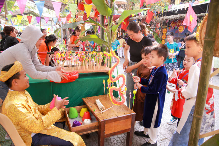 Tham quan và mua tò he tại Gian hàng nghề thủ công truyền thống. Tham quan và mua tò he tại Gian hàng nghề thủ công truyền thống.