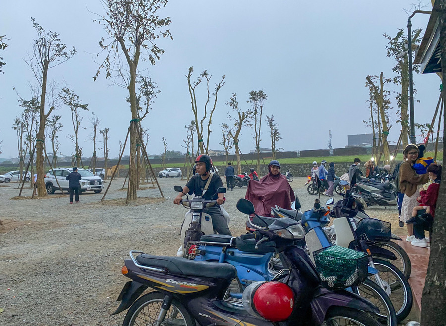 Mỗi ngày có hàng trăm chiếc xe gửi tại đây. Mỗi ngày có hàng trăm chiếc xe gửi tại đây.
