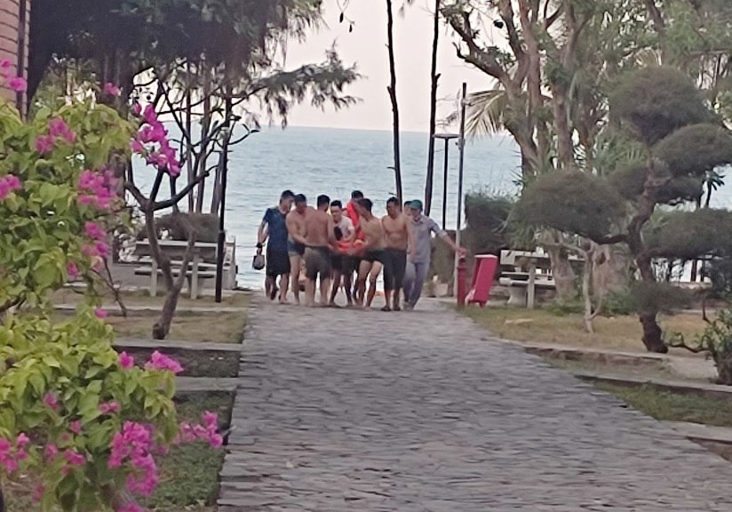 1 du khách tiếp tục được cứu sống vào chiều 1/5 tại bãi biển Lăng Cô (Ảnh: Công an tỉnh Thừa Thiên - Huế cung cấp). 1 du khách tiếp tục được cứu sống vào chiều 1/5 tại bãi biển Lăng Cô (Ảnh: Công an tỉnh Thừa Thiên - Huế cung cấp).