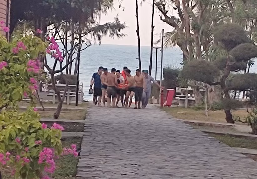 1 du khách tiếp tục được cứu sống vào chiều 1/5 tại bãi biển Lăng Cô (Ảnh: Công an tỉnh Thừa Thiên - Huế cung cấp).