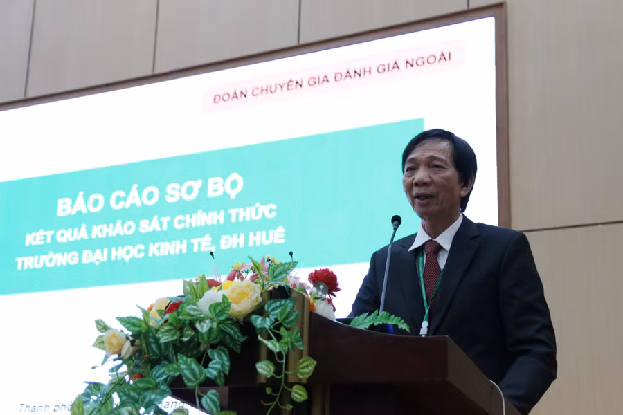 Thành viên đoàn đánh giá ngoài của Trung tâm Kiểm định chất lượng giáo dục - Đại học Quốc gia Hà Nội phát biểu ở Lễ bế mạc kỳ đánh giá ngoài tại Trường ĐH Kinh tế, ĐH Huế. (Ảnh: Đại Dương)